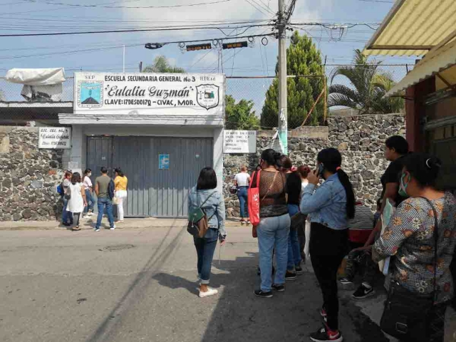 Padres y madres de familia acudieron a las diferentes escuelas públicas para inscribir a sus hijos o participar en las labores de limpieza.