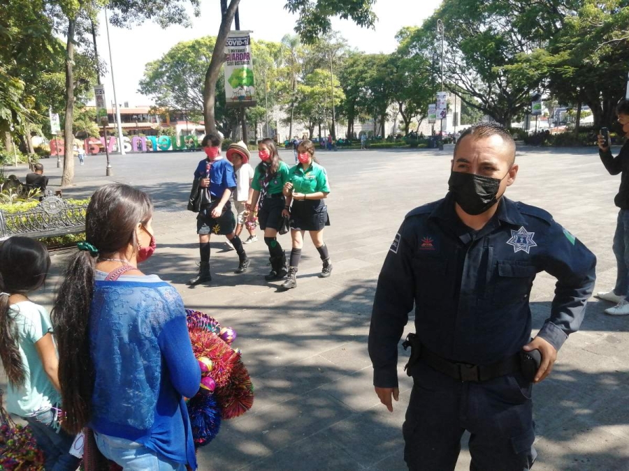 La Policía resguarda sitios de actividad comercial durante el Buen Fin. 