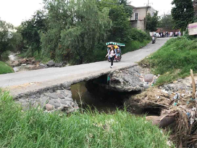 El puente está a punto de colapsar, aseguran pobladores de Cuatlixco.