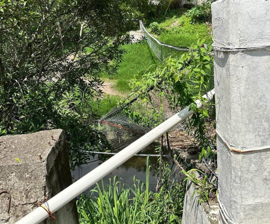 El puente que es utilizado para cruzar el río en la colonia Justo Sierra está dañado.