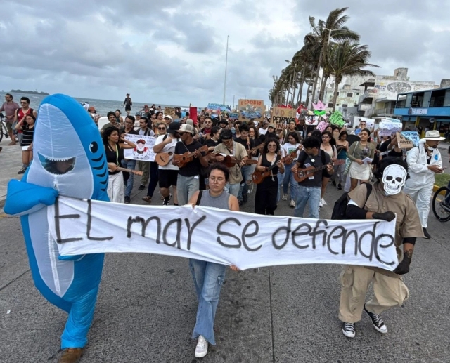 Habitantes de Veracruz protestan por derrame de hidrocarburos en playas