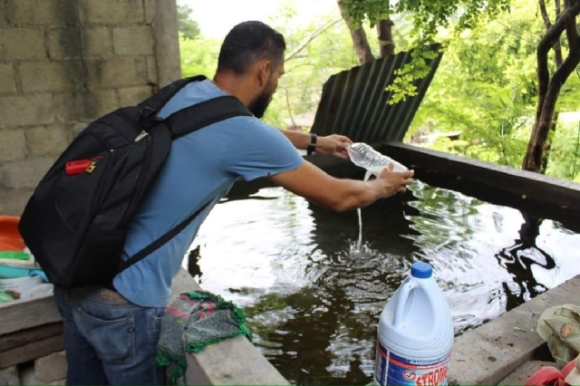 Durante los recorridos, los brigadistas colocan abate en los depósitos de agua.