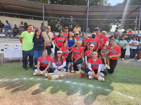 El equipo de las Rebels festejó el campeonato del torneo.