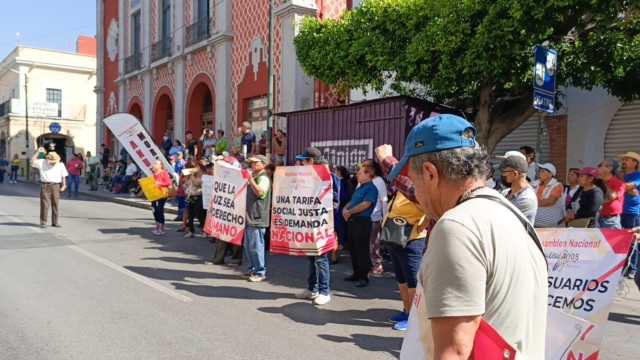 Los manifestantes denuncian abusos por parte de la CFE.  