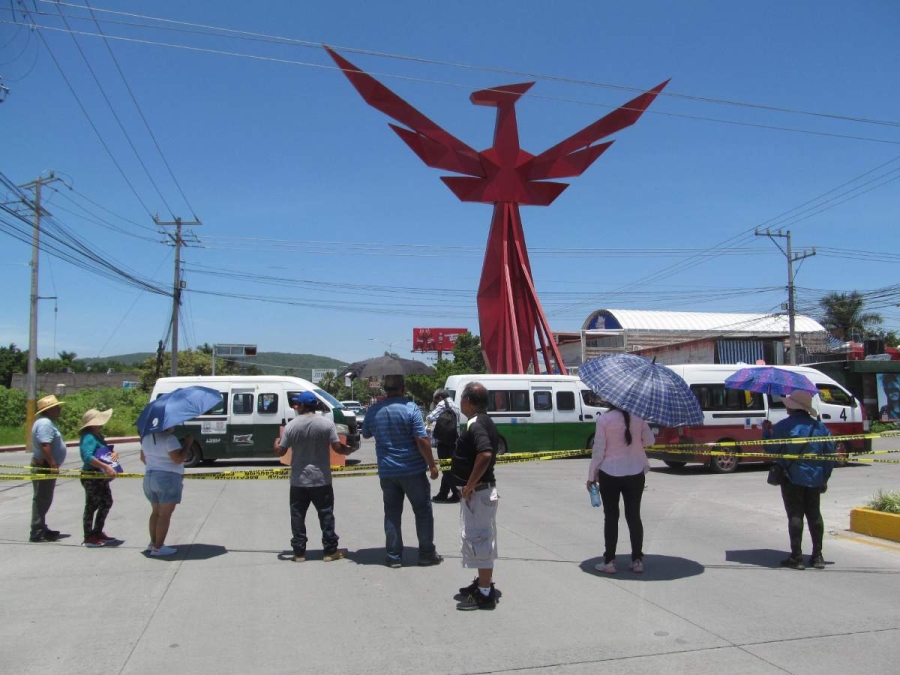 Vecinos de El Jicarero realizaron un bloqueo por alrededor de dos horas en la glorieta del Ave Fénix, en rechazo a la perforación de un pozo de agua.