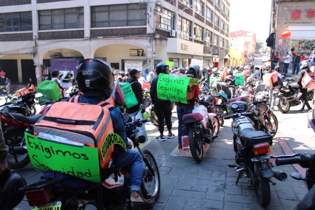 Trabajadores de aplicaciones realizaron una “rodada” desde la avenida Plan de Ayala hasta el zócalo. 