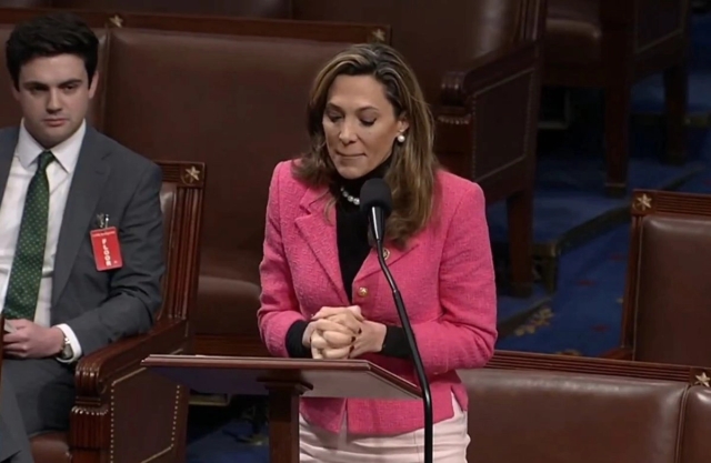 Congresista de EU pide a Sheinbaum dejar de respaldar a Cuba y Venezuela