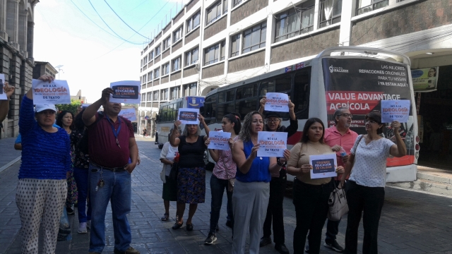 Advierten padres de familia que impedirían físicamente la entrega de LTG