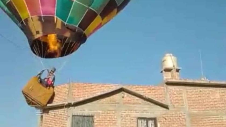 Globo aerostático choca contra una casa.