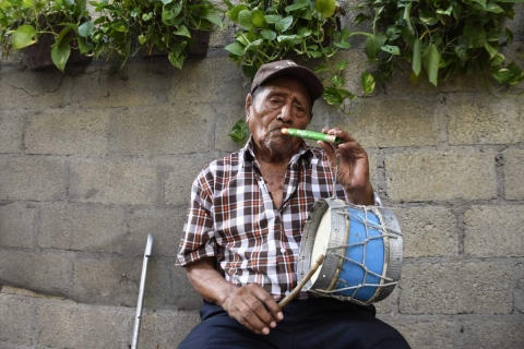 El grupo de tecuanes que 40 años atrás fundó Erasmo, bailó por última vez en su casa, frente su féretro, y se despidió del maestro. 