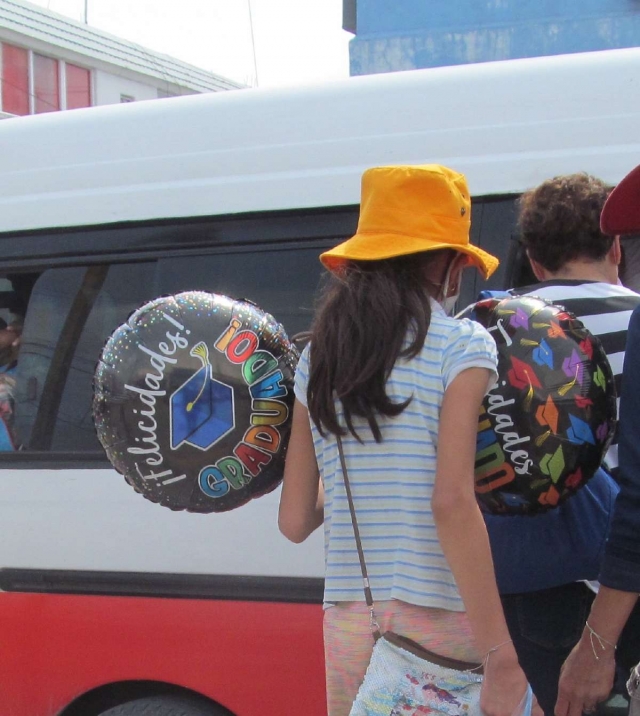 Quienes terminaron su ciclo escolar no dejaron pasar el momento y de alguna manera lo festejaron y lo hicieron saber.