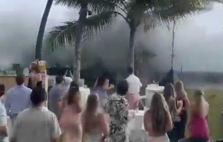 ¡Lo que la ola se llevó! Boda en Hawai es interrumpida por fuerte oleaje