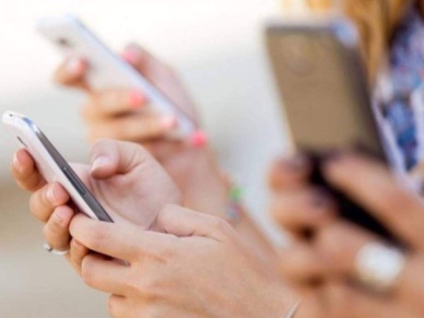 Jóvenes utilizan hasta 15 horas diarias la tecnología digital, compartió el investigador. 