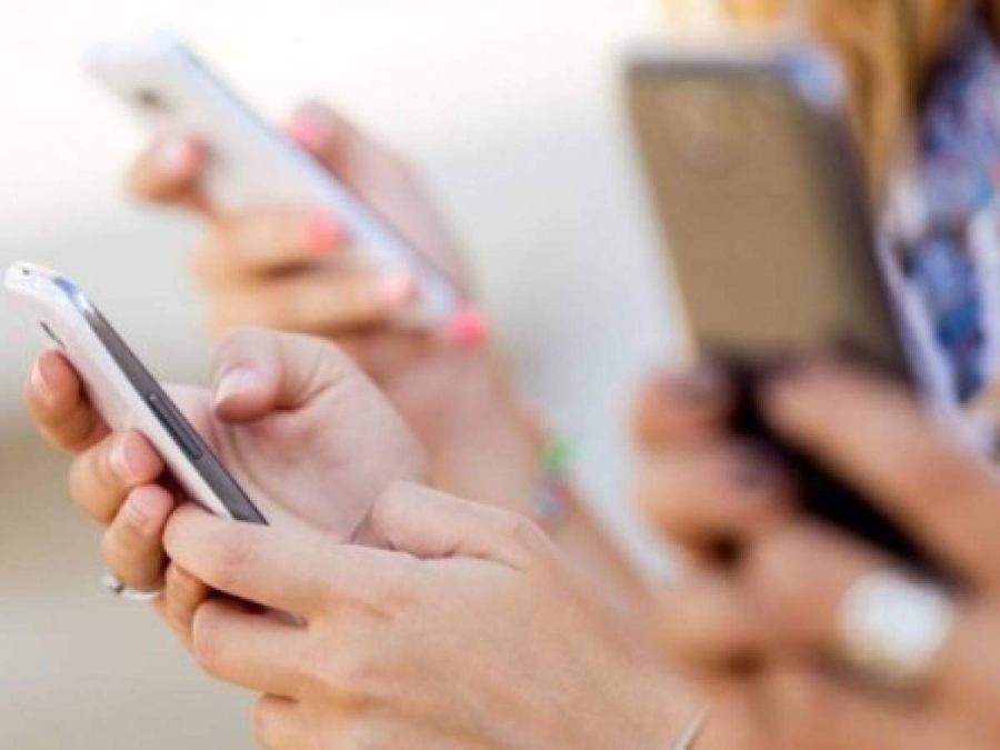Jóvenes utilizan hasta 15 horas diarias la tecnología digital, compartió el investigador. 