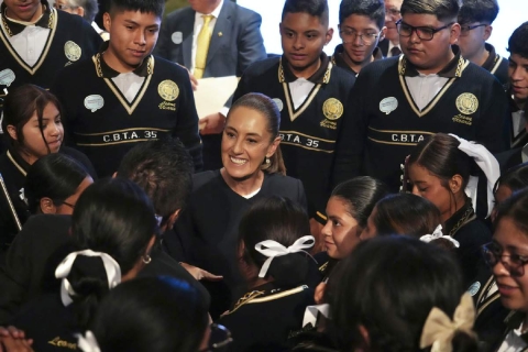 En el acto, la presidenta de México destacó que en ninguna preparatoria pública deben cobrarse colegiaturas o cuotas, ya que todas deben ser totalmente gratuitas.