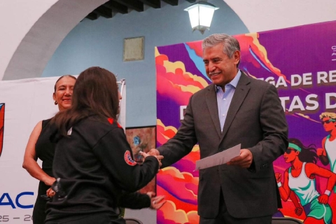 El edil encabez&oacute; la entrega de reconocimientos a deportistas por parte del Ayuntamiento de Cuernavaca. 