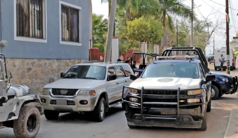 Localizan un cuerpo dentro de una camioneta