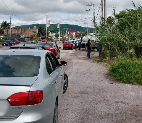 Una larguísima fila de vehículos se vio desde el fin de semana pasado hasta ayer; por falta de hologramas, se retrasó el trámite.