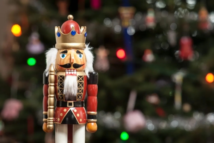 Descubre la fascinante historia y función del cascanueces navideño