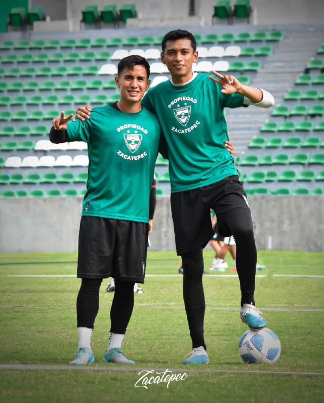 Los morelenses Suker Estrada y Mario Huerta con el nuevo uniforme de entrenamiento de Zacatepec F.C.