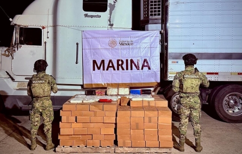 Marina decomisa 605 kilos de metanfetamina en puerto de Mazatl&aacute;n