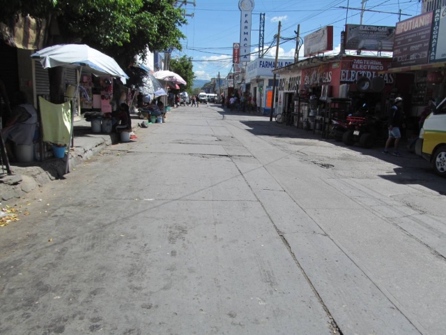 El edil refirió que quieran o no los vecinos, se rehabilitará la calle Leyva con banquetas donde actualmente no existan para estar acorde a los lineamientos de ciudad sustentable.