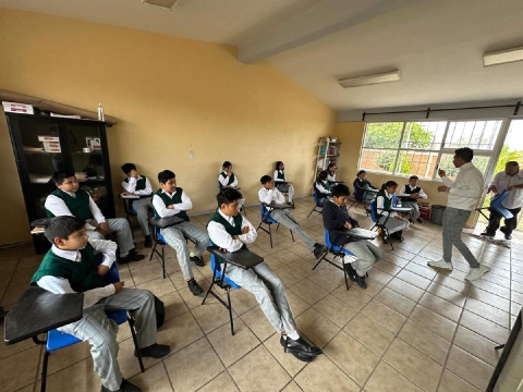 Los alumnos escucharon la plática.