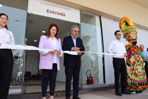 Encabezan gobernadora y titular de SRE inauguración de la nueva oficina de pasaportes en Morelos
