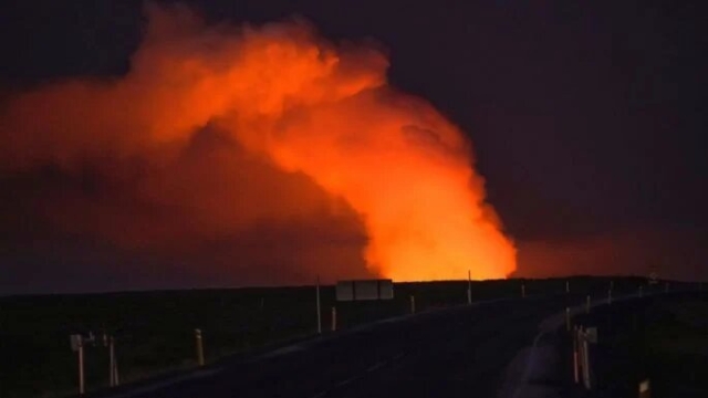 Nueva erupción volcánica en Islandia; evacúan localidad de Grindavik