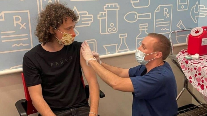Luisito Comunica recibe vacuna contra COVID-19.