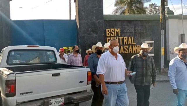 Este martes, los cañeros se reunieron con representantes del ingenio para negociar.