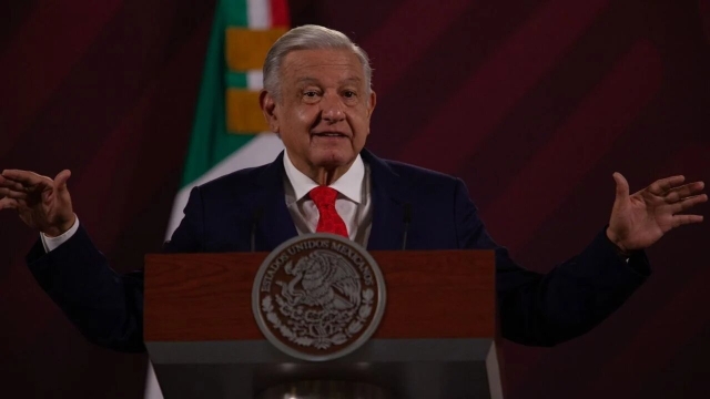 Cuidado con los candidatos que se anuncian más que los productos ‘chatarra’: AMLO