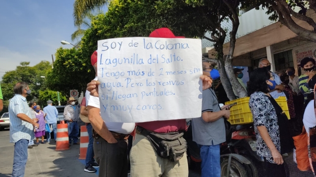Protesta Asociación Cívica Morelense frente a SAPAC