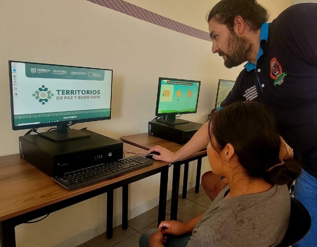 El gobierno estatal comenz&oacute; en la escuela Miguel Hidalgo de Temixco la dotaci&oacute;n de computadoras con internet en planteles de nivel b&aacute;sico.  