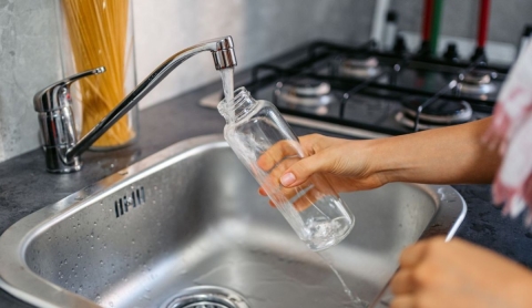 ¿Qué riesgos hay si no lavas tu botella de agua con frecuencia?