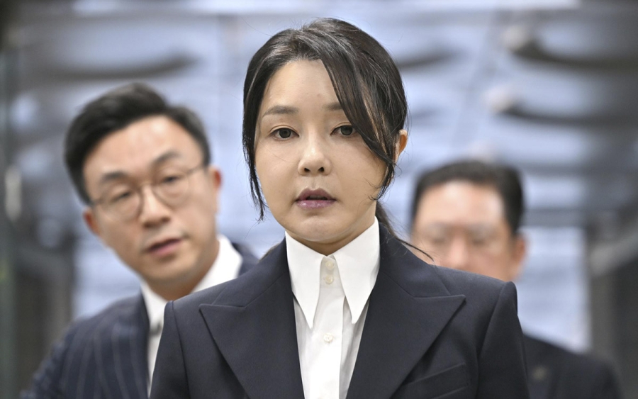 Detienen a ex primera dama de Corea del Sur por corrupción
