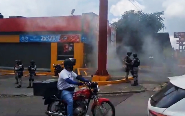 Atacan con bombas molotov Oxxos en Uruapan, Michoacán