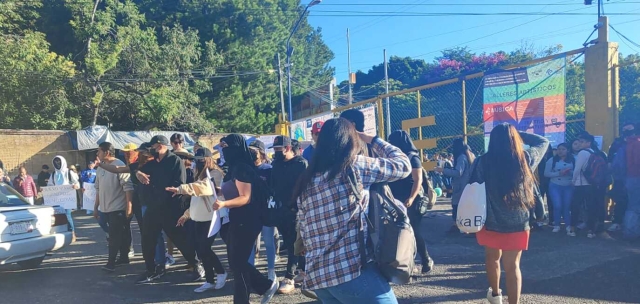 Protestaron estudiantes de la UAEM en campus Chamilpa