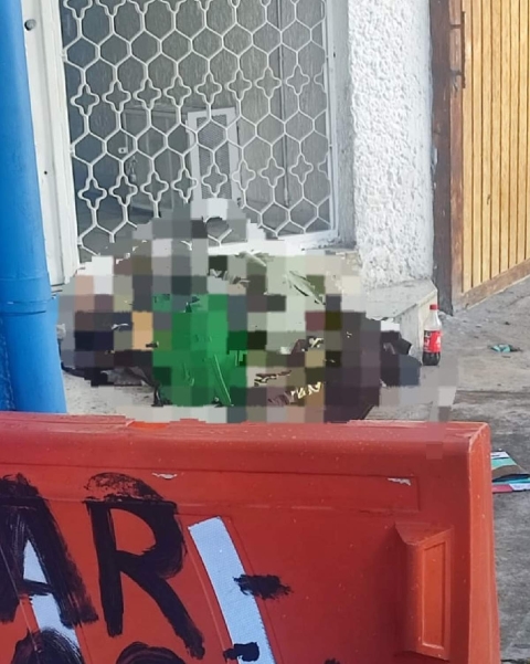 El hombre falleció afuera de una farmacia.