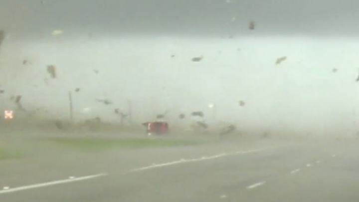 Camioneta escapó de tornado en Texas, ¡Tuvo suerte!