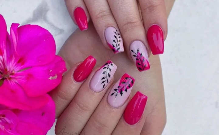 Deslumbra esta primavera con uñas magenta llenas de estilo