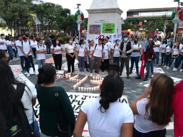 Además de recordar a los normalistas de Ayotzinapa, los manifestantes expresaron su rechazo a la que consideran “militarización del país”.