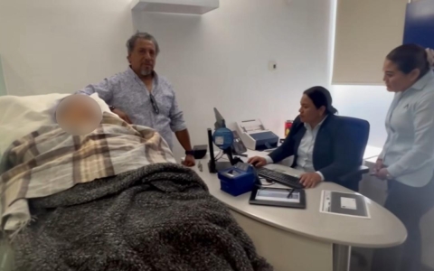 Banco obliga a mujer de 96 años a presentarse en camilla en sucursal de Oaxaca