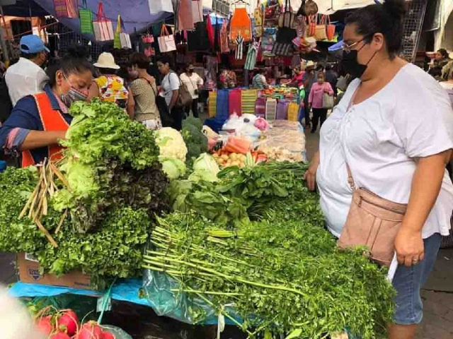 Cada martes, alrededor de 120 comerciantes de la región ofrecen sus productos.