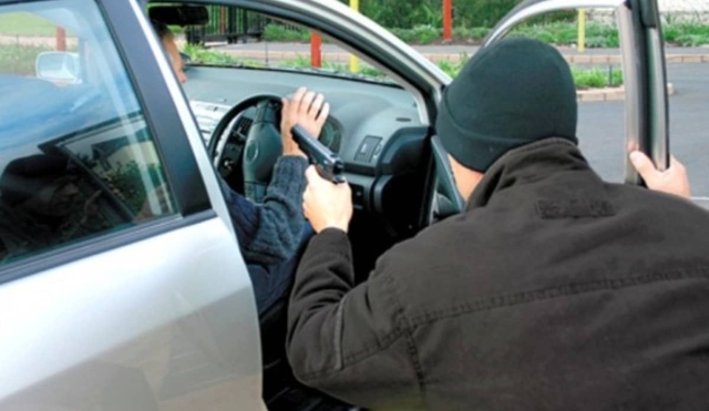 Individuos armados lo despojaron de su auto