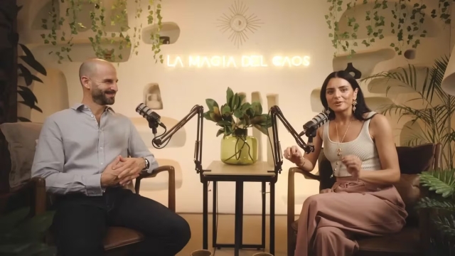 Critican a Aislinn Derbez por asegurar que el cáncer se cura mediante las emociones