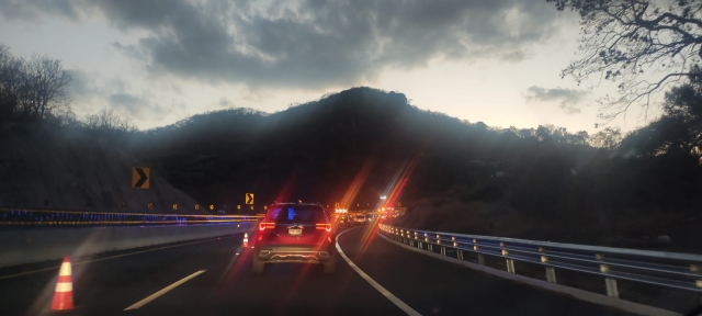 Volcadura en autopista Tepoztlán-Oaxtepec