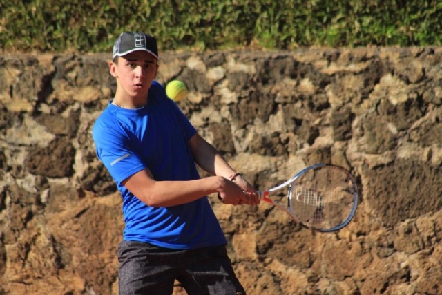 Más de 60 tenistas participan en este certamen que da puntos para el circuito nacional infantil-juvenil perteneciente a la Federación Mexicana de Tenis.