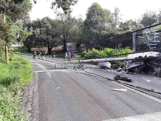 Un poste cayó sobre la carretera tras el impacto.