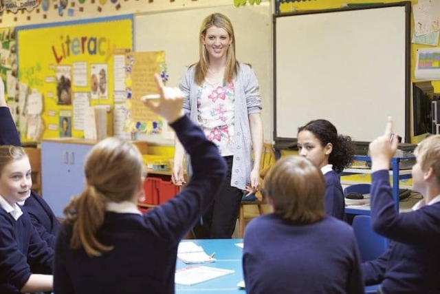 Francia veta lenguaje inclusivo &quot;porque un obstáculo para el aprendizaje&quot;.